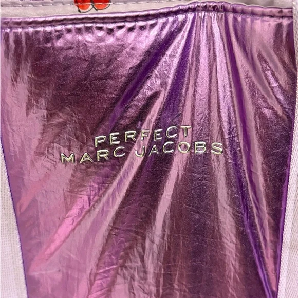 👜 Marc Jacobs Perfect Tote — Purple Metallic with Fruit-Print Interior - Picture 2 of 3